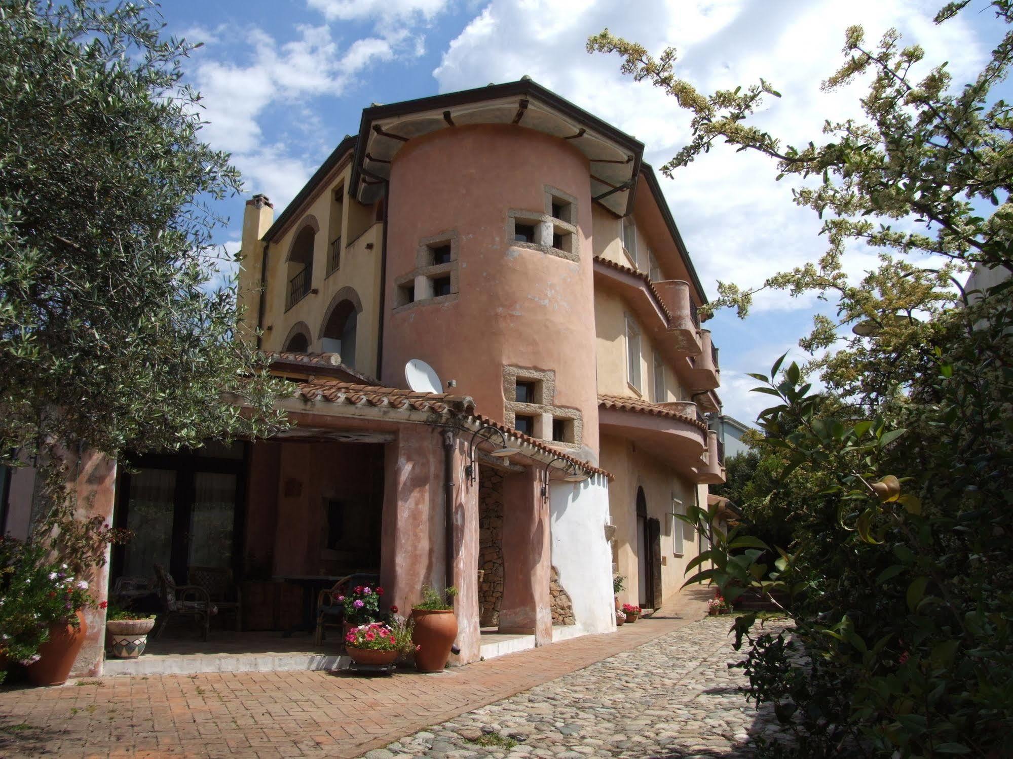 Locanda Tipica Sa Corte โอเลียนา ภายนอก รูปภาพ